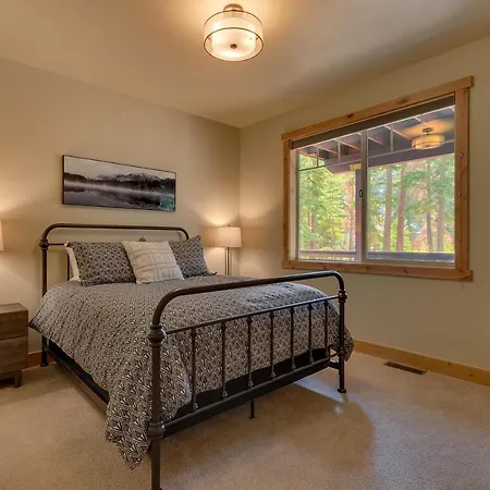 Paradise In The Pines - Luxury Home In Quite Neighborhood, Wooded Views, Short Drive To Skiing